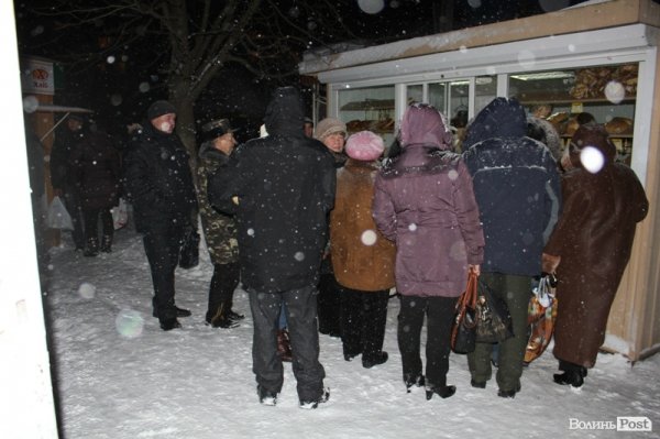  У Луцьку через негоду людям бракує хліба. ФОТО